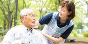 施設で介護するイメージ